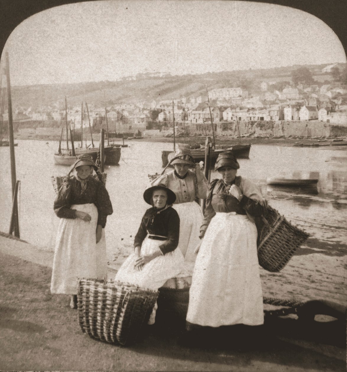 Fischweiber in Newlyn, Cornwall, 1900 von Works and Sun Sculpture Studios