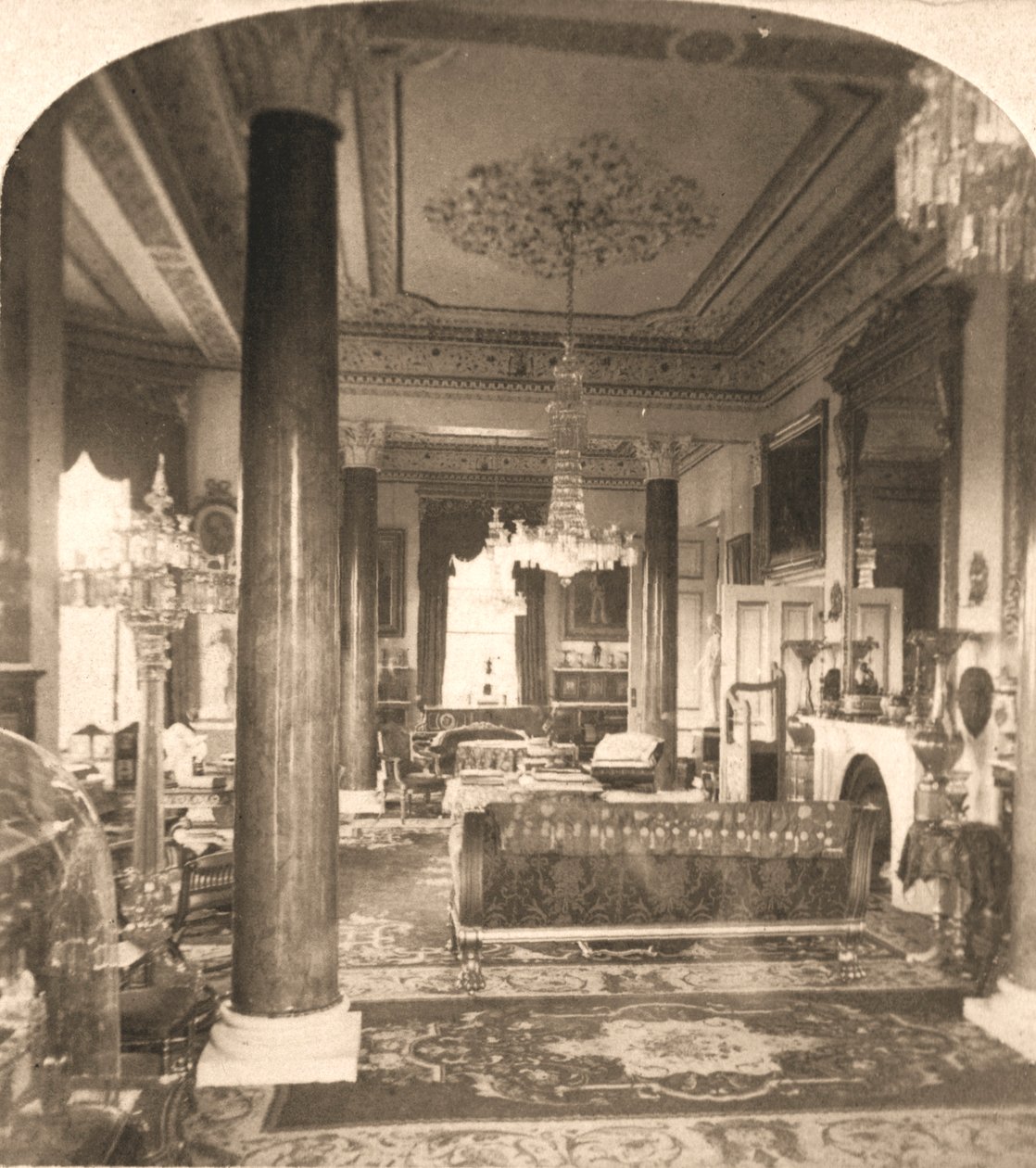 Das Wohnzimmer, Queen Victorias Meeresresidenz, Osborne House, I.O.W, 1900 von Works and Sun Sculpture Studios