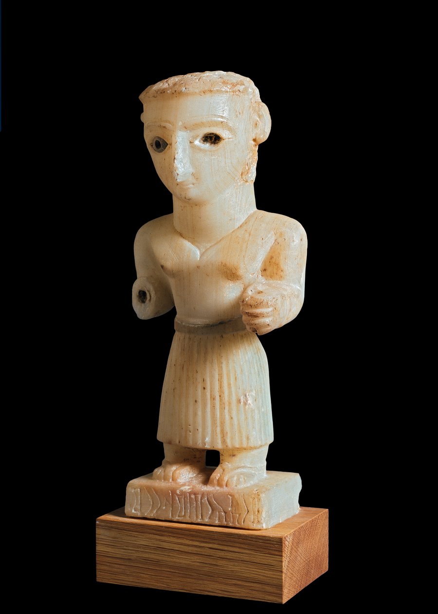 Statuette eines Mannes, beschriftet mit dem Madrarum-Clan, aus Nugub, nahe Beihan, Südjemen, 1.-2. Jahrhundert n. Chr. (Alabaster) von Yemen School