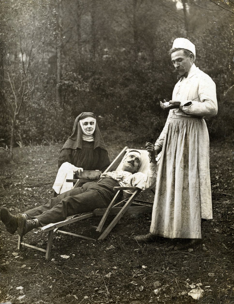 Arzt misst den Puls eines verletzten Mannes, assistiert von einer Krankenschwester-Nonne, ca. 1900 von . .