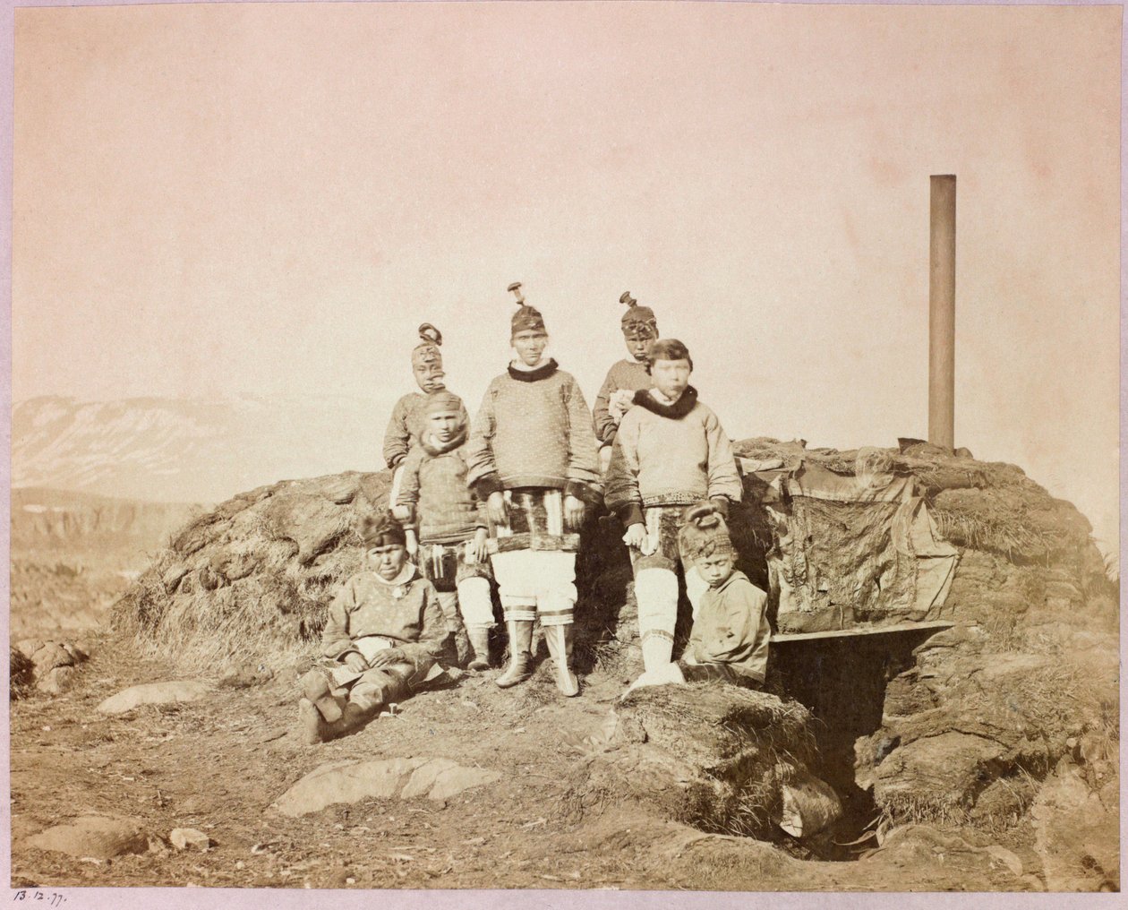 Arktische Expedition (1875-1876) des Kapitäns George Nares (1831-1915): Gruppe einheimischer Frauen bei Disco von Frederick (attr. to) Barnard
