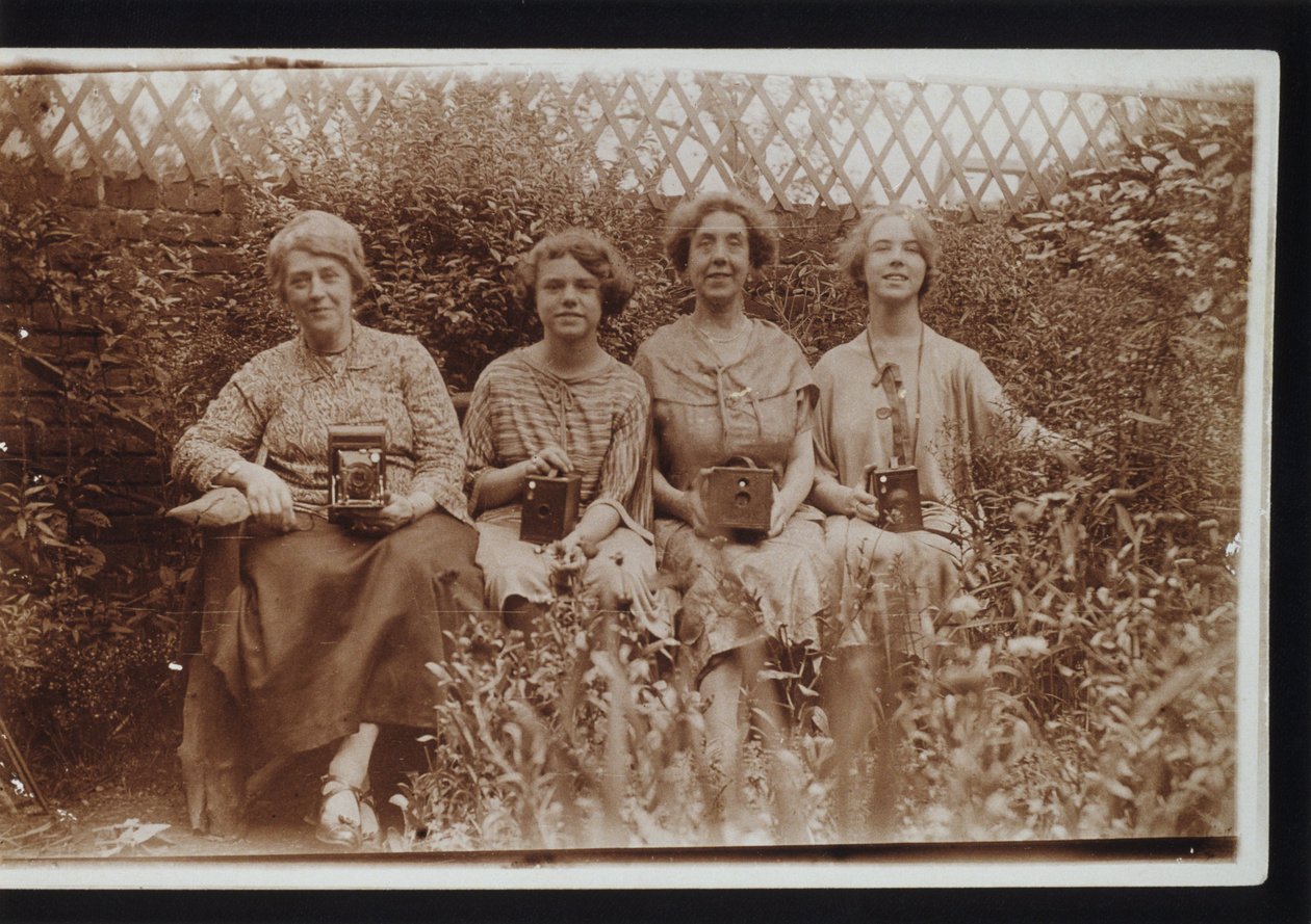 Vier Frauen mit Kodak-Kameras, einschließlich Brownie-Kameras, ca. 1900er von Frederick (attr. to) Barnard