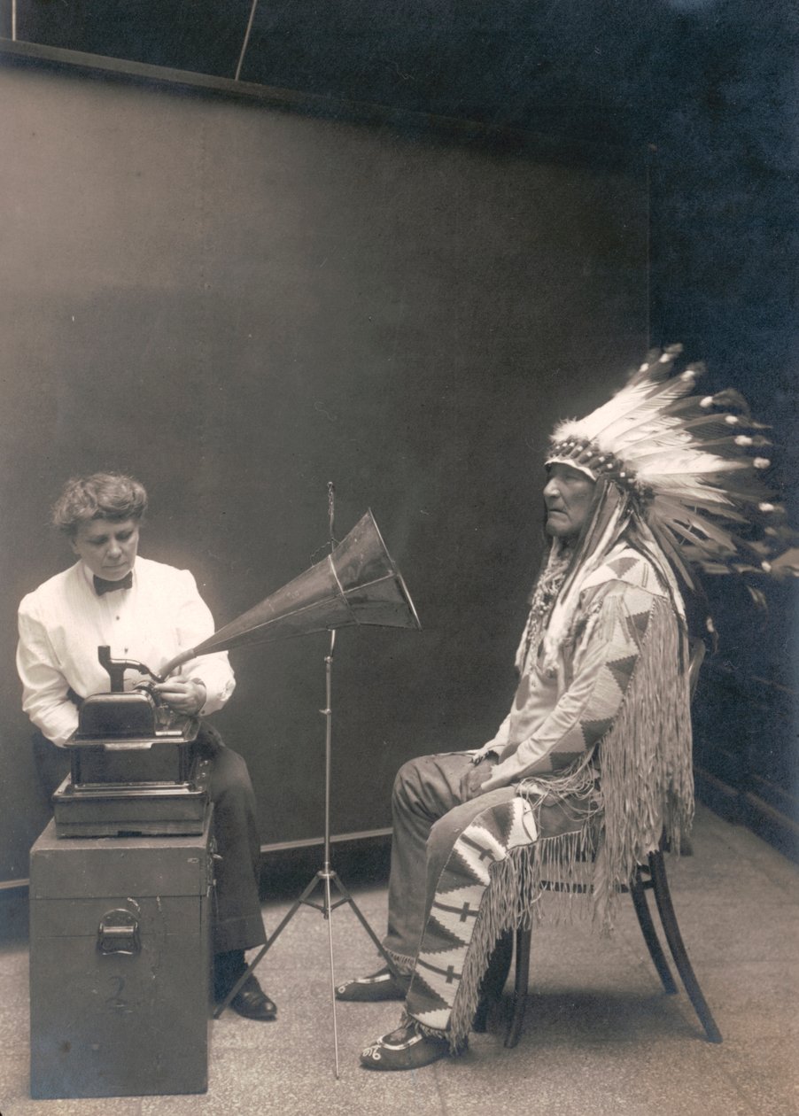 Piegan-Indianer, Bergchef, hört eine Aufnahme mit Ethnologin Frances Densmore von . .