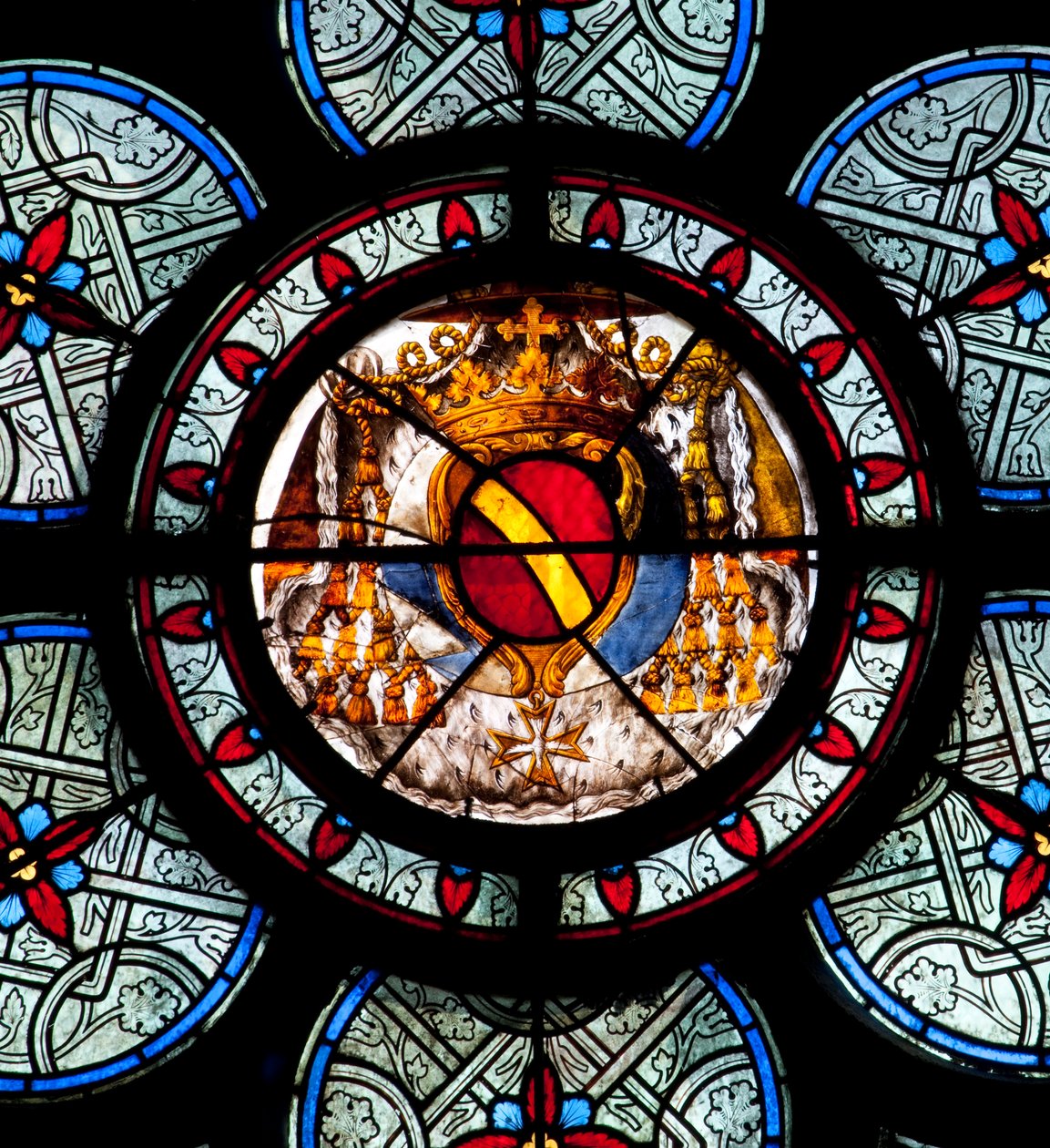 Das Oculus des Trommelfells eines der beiden Fenster der Kapelle von Noailles, mit den Wappen des Kardinals, gemalt Mitte des 18. Jahrhunderts von Jean Le Vieil. Kathedrale Notre Dame de Paris - Paris 4 - XIII., XIII., XIX., Restaurierung durch Vi von . .
