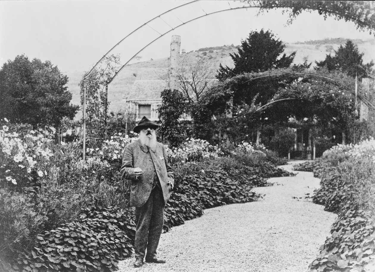 Claude Monet in seinem Garten in Giverny, 1925 von French Photographer