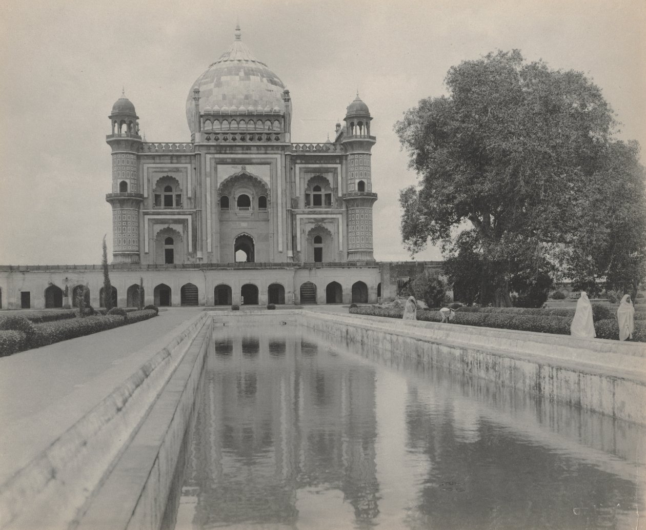 Saftar-Jung-Grabmal, Delhi von studio of A. W. A. Plâté Studio (Ceylonese)
