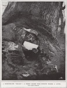 Ein Peter-Pan-ähnlicher "Dug-out", ein französischer Soldat in der Nähe von Monastir, der einen Brief liest von (after) English photographer