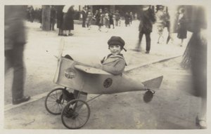 Junge in einem Spielzeugflugzeug von (after) English photographer