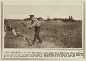 Cricket ersetzt Fußball an der Front, britische Soldaten bei einem Spiel hinter den Linien irgendwo in Frankreich oder Flandern von (after) English photographer
