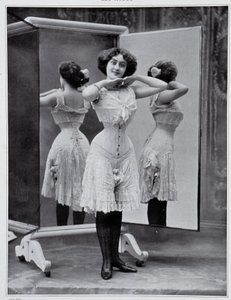 Modell präsentiert das Thylda-Korsett, Foto Félix - in „Les Modes“, Dez. 1907.
