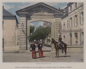 Infanterie- und Kavallerieschüler in großer Dienstuniform, früher