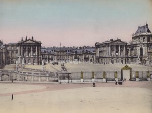 Fassade des Schlosses (Farbfoto) von (after) French Photographer