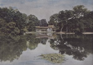 Le Petit Trianon, Blick auf das Dorf und den See von (after) French Photographer