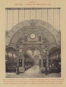 Das monumentale Tor der Galerie der französischen Uhrmacherei, Große Ehrenhalle (s/w Foto) von (after) French Photographer