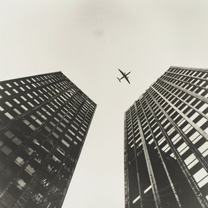 Flugzeug fliegt über zwei Türme, Fotografie mit  schwarz, Wandkunstdrucke auf Anfrage von F. Abderrahim