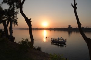 Goldene Sonnenuntergangsreflexionen auf einem ruhigen Fluss