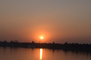 Goldene Sonnenuntergangsreflexionen auf einem ruhigen Fluss