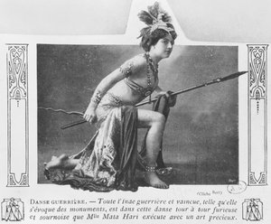 Mata Hari in einem Kriegstanz, frühes 20. Jahrhundert