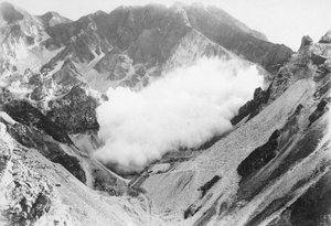 Explosion in einem Marmorbruch in den Apuanischen Alpen, Toskana (s/w Foto) von A. Corsini