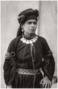 Kurdische Dame in ihrer besten Tracht, Irak, 1925 von A. Kerim