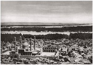 Die Kadhimiya, die heilige Stadt bei Bagdad, aus einem Flugzeug, Irak, 1925 von A. Kerim