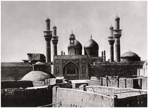 Die goldenen Kuppeln und Minarette der al-Kadhimiya-Moschee, Bagdad, Irak, 1925