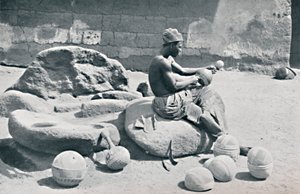 Ein Yoruba-Mann graviert Ton-Schalen und Wasserkrüge, Lagos Hinterland, Südnigeria, 1912