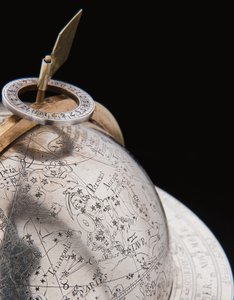 Zwei außergewöhnliche terrestrische und himmlische Globen, getragen von Herkules und Atlas, Augsburg von Abraham Drentwett
