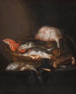 Stillleben mit einem Rochen auf einem Fass, einem Lachssteak, einem Zander und einem Kohlfisch in einem Korb, mit Flundern, einem Messer und einer Krabbe auf einem drapierten Tisch