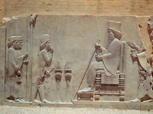 Ein medischer Offizier, der König Darius I. huldigt, aus dem Schatzhaus, ca. 515 v. Chr. (Kalkstein) von Achaemenid