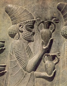 Phönizier trägt zwei Vasen als Opfergabe, Detail des Relief-Frieses auf der östlichen Treppe zur Apadana, Achämenidenzeit, ca. 515 v. Chr.