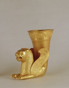Rhyton in Form eines sitzenden Löwenmonsters, aus Hamadan, Iran