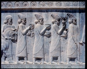 Ansicht der Reliefs der östlichen Treppen: Assyrische Botschafter bringen Gaben und Geschenke