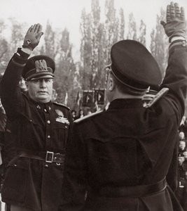 Benito Mussolini ehrt einen faschistischen Beamten mit einem Salut