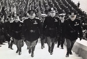 Mussolini bei einer Militärparade