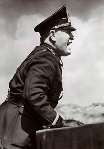 Mussolini hält eine Rede
