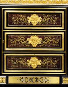 Detail eines späten Louis XVI ormolu-montierten Boulle-Marketerie-Seitenschranks
