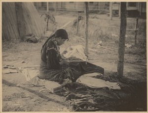 [Frau der Meskwaki-Nation beim Perlenarbeiten]