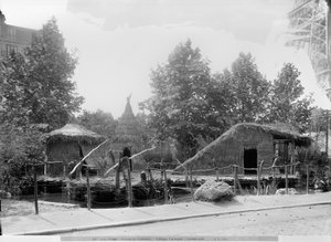Dorf am See auf der Weltausstellung von 1889 in Paris, Architekt Charles Garnier (1825-98) (s/w Foto) von Adolphe Giraudon