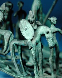 Replik eines Pferdes und Reiters auf einer zeremoniellen Bronzeskulptur aus Strettweg, Österreich