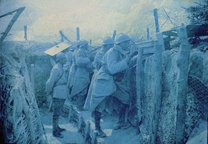 Ein französischer Horchposten: Soldaten in einem Schützengraben an der Westfront, Frankreich, 1916