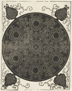 Stickmuster mit sieben kranzförmigen Motiven