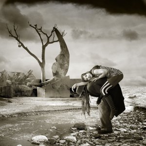 Huckepack durch Surreale Landschaft von Alejandra Baci
