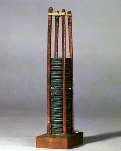 Die Batterie von Alessandro (Alexander) Volta. Museum für Wissenschaft und Technologie, Mailand von Alessandro Volta