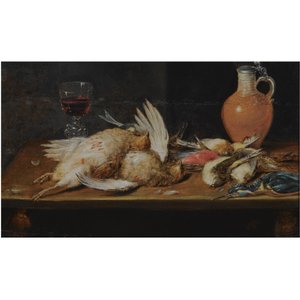 Ein Stillleben mit einem Rotkehlchen, einem Eisvogel, Rebhühnern und Singvögeln, alle auf einem Holztisch, zusammen mit einem Glas und einem irdenen Krug