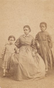 Carte-de-visite einer jungen Frau und zwei Kindern von Alexander Gardner