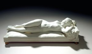Sevres Biskuitfigur einer liegenden Nackten, 