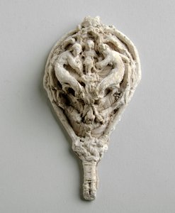 Maquette für ein Anhänger mit zwei Figuren über der Figur eines Kindes