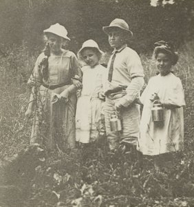 Ohne Titel (Flora, Elizabeth, Howard & Kitty auf einem Feld in Lake George)