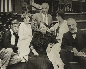 Ohne Titel (Stieglitz, Agnes, Mutter Hedwig, Julius, Selma und Lee auf den Oaklawn-Stufen)